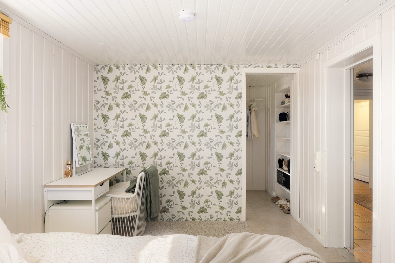 Ved rommet er det et eget walk-in closet med klesoppheng og innebygde hyller. Galleribilde