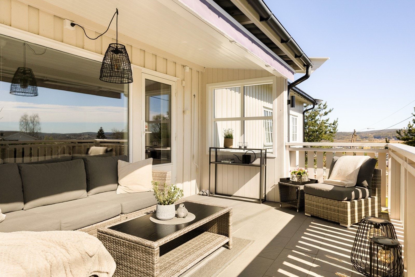 Den øvre delen av terrassen har levegger med vinduer, samt flere stikkontakter med mulighet for belysning eller terrassevarmer. Fra tidlig om våren er det koselig å sitte ute under taket, en usjenert plass med skjerming for vind. Galleribilde