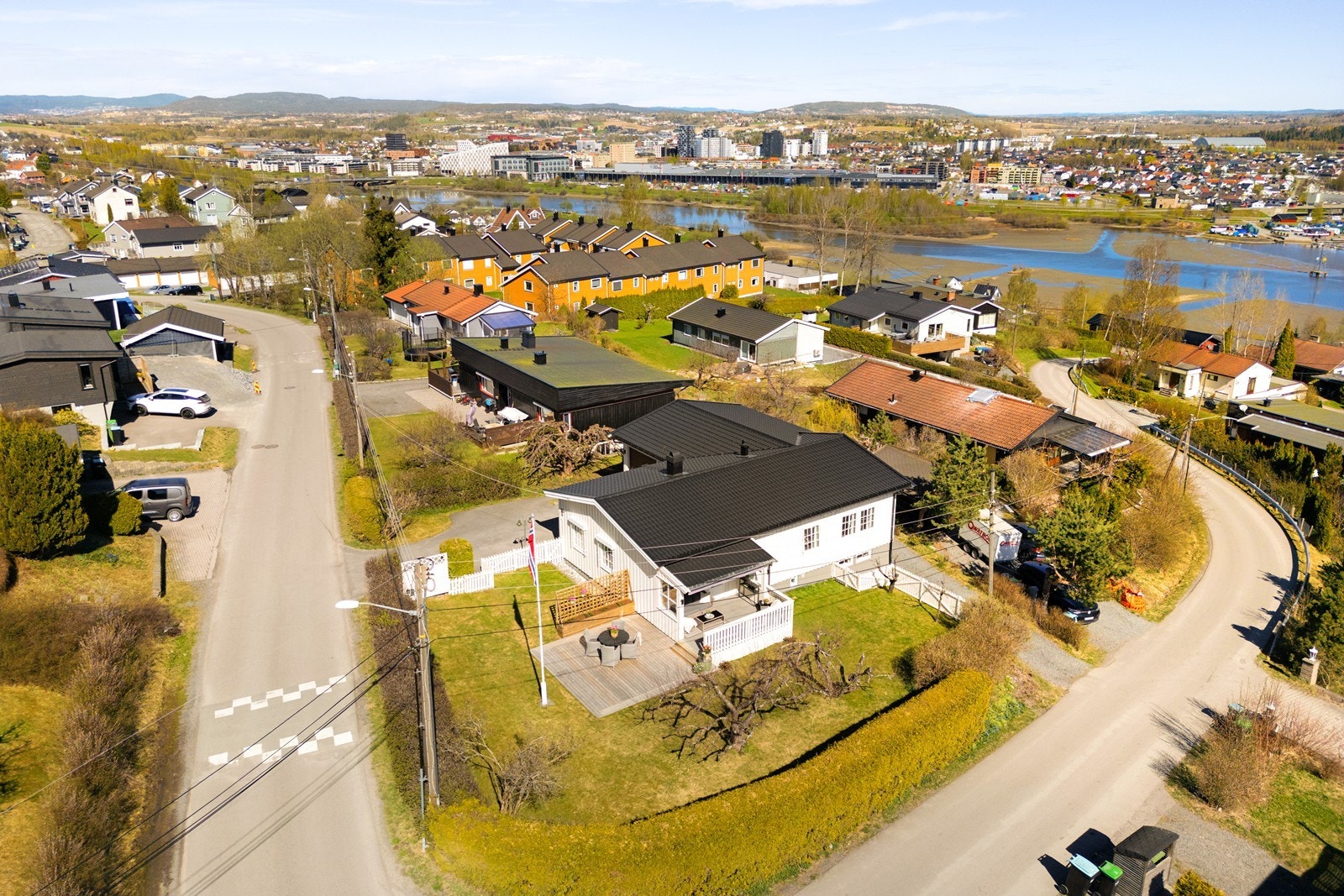 Tomten er pent opparbeidet med en frodig, skjermet og idyllisk hage, med stauder, frukttrær, flaggstang og stor gressplen for lek. Galleribilde