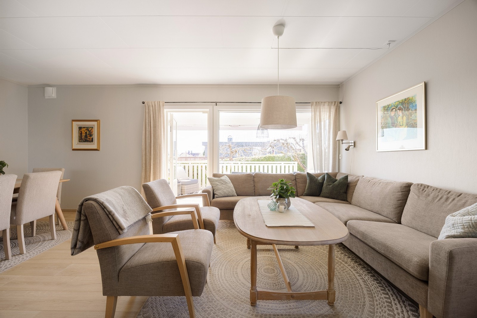 Vinduene inkluderer en glassdør til den solrike terrassen, og sommerstid er det deilig å trekke ut for både avslapning og middager i varmen. Galleribilde