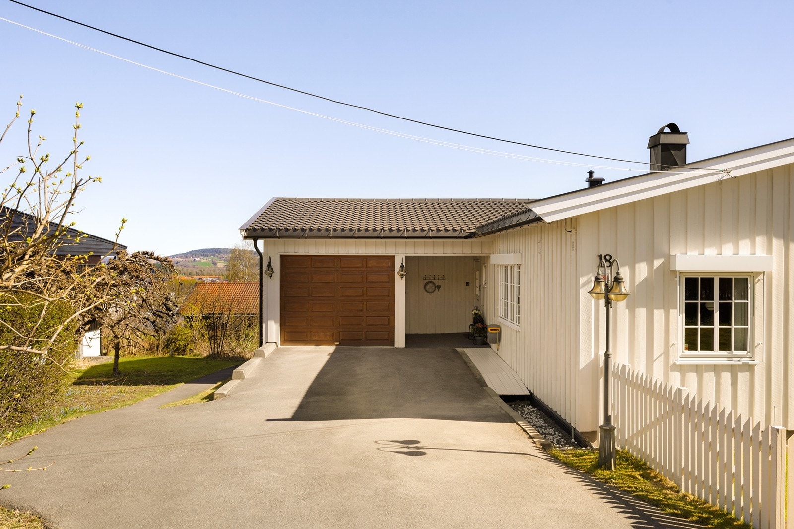 Beliggenheten er ideell for familier, i trygge omgivelser med kort vei til skoler, barnehager og fritidsaktiviteter. Her bor man i et stille og rolig nabolag. Galleribilde