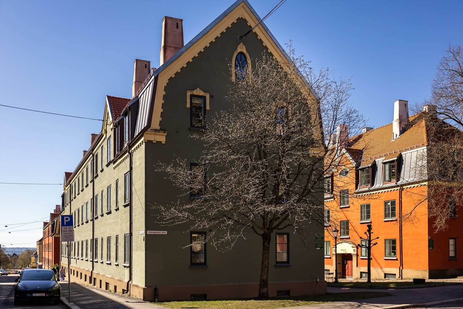 Da byggene ble tegnet, la arkitekt Rivertz stor vekt på at det skulle være plass og lys mellom bebyggelsen, som i dag er til stor glede for beboerne. Galleribilde