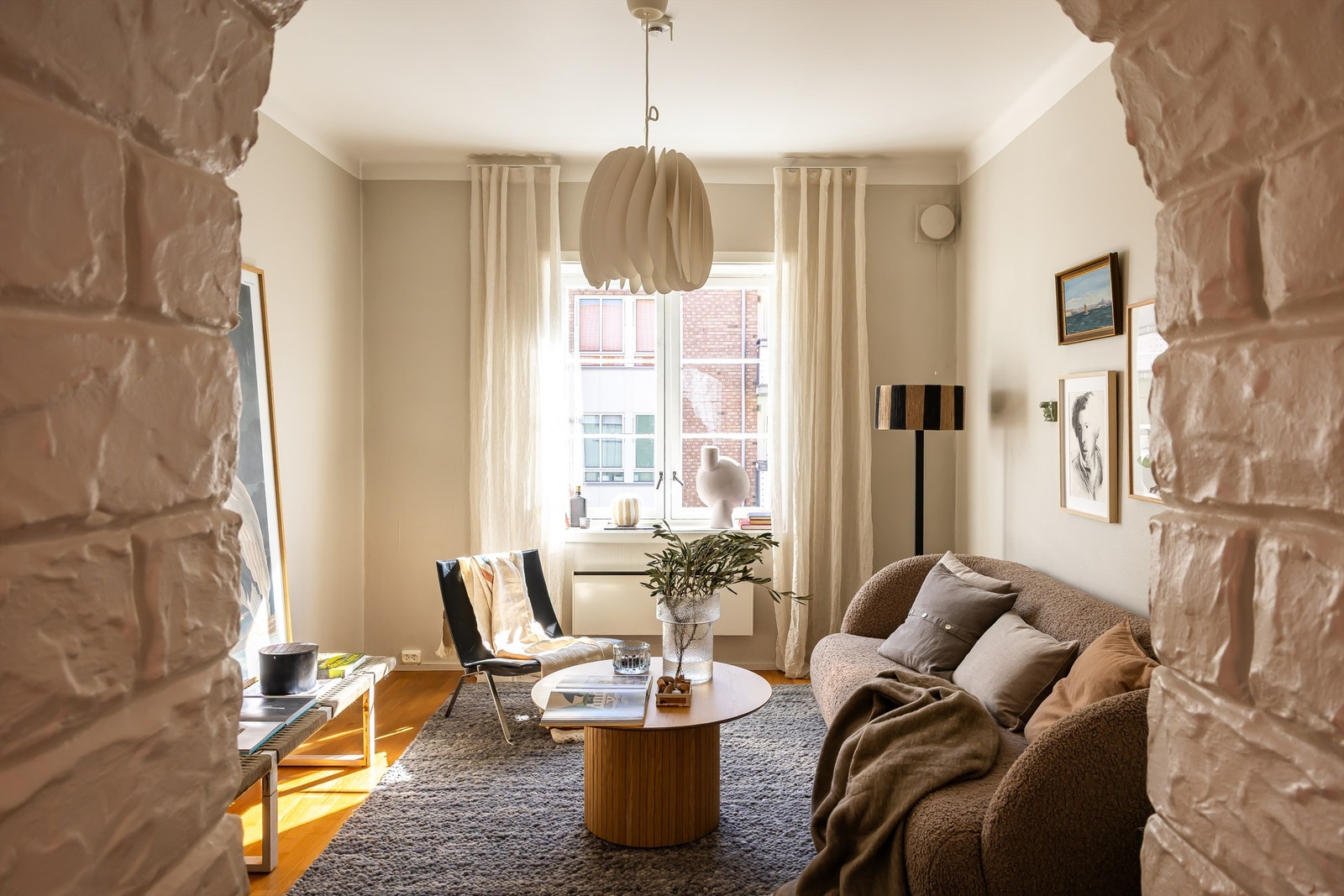 Dette er en nydelig 2-roms selveier, fint beliggende i byggets toppetasje. Planløsningen er både gjennomgående og god, så her er det bare å glede seg. Galleribilde