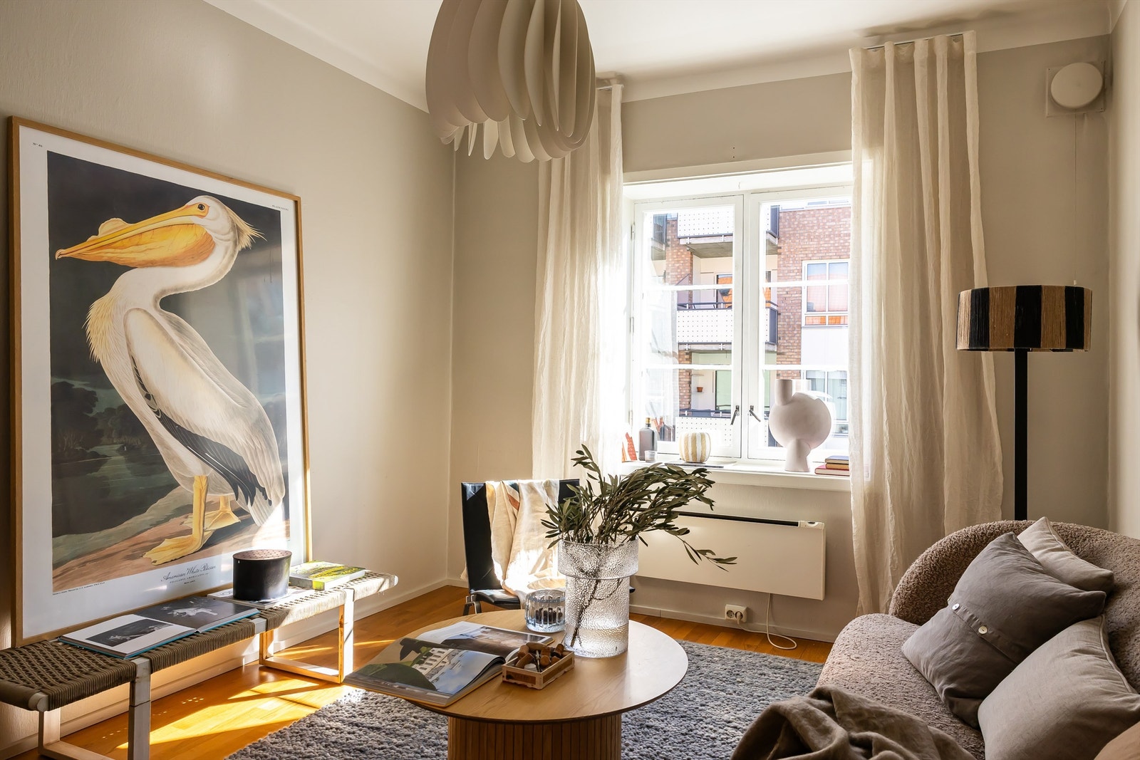 Rommet er enkelt å møblere, og du har mer enn nok rom til både sofagruppe med salongbord og mediemøbler - perfekt for både rolige kvelder og sosiale sammenkomster. Galleribilde