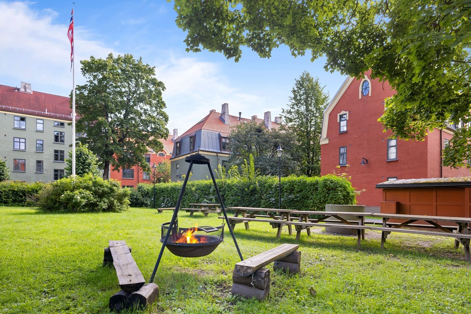 Stor felles park med sittegrupper, grill og bålpanne. Galleribilde