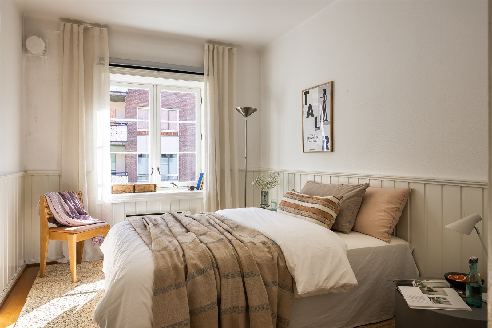 Soverommet er både lunt og romslig - en fredelig sone som vender ut mot rolig gate. Med en lengde på over 4 meter er det god plass til en stor dobbeltseng med nattbord. Rommet er fleksibelt og lett å møblere. Galleribilde