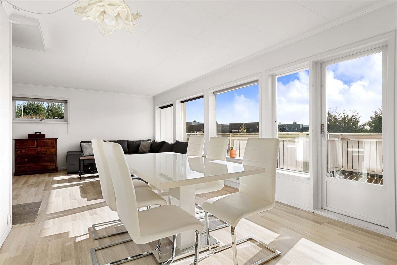 Lys og pen stue med store vindusflater Galleribilde