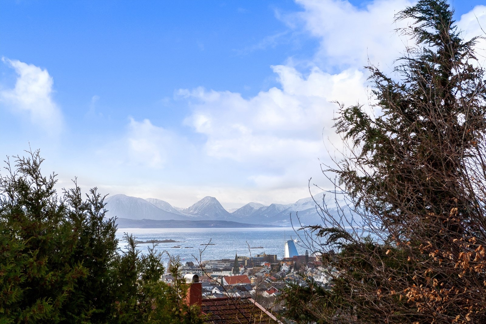 Utsikt mot sentrum og fjorden fra veranda Galleribilde