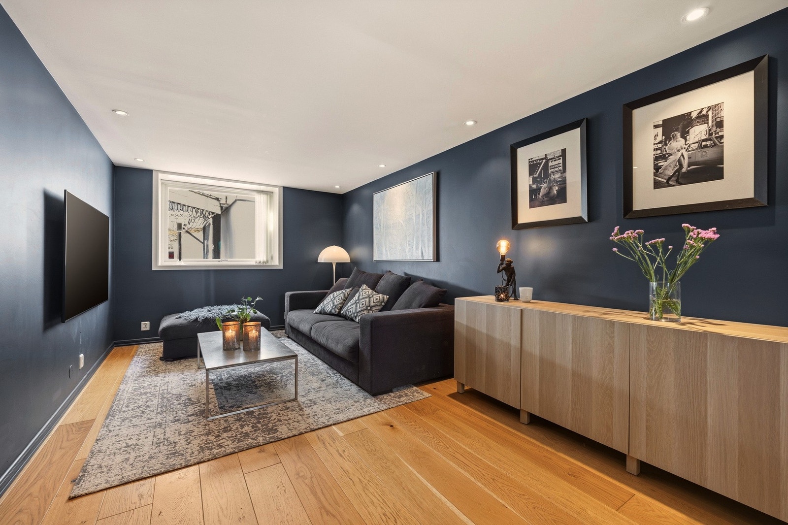 Lunt og hyggelig kjellerstue med plass til sofa og TV, som egner seg godt som ekstra oppholdsrom. Galleribilde