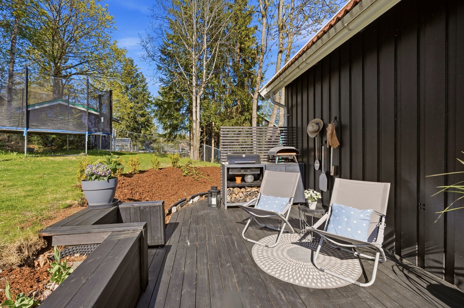 Verandaen bak huset har plass til grill, sittegruppe og utekjøkken - perfekt for måltider utendørs. Galleribilde