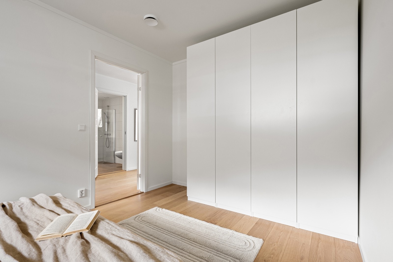 Soverommet har god plass til møblering og det er installert garderobeløsning langs den ene veggen. (Bildet er tatt fra tilsvarende bolig (speilvendt) i sameiet, noe mindre avvik kan forekomme) Galleribilde