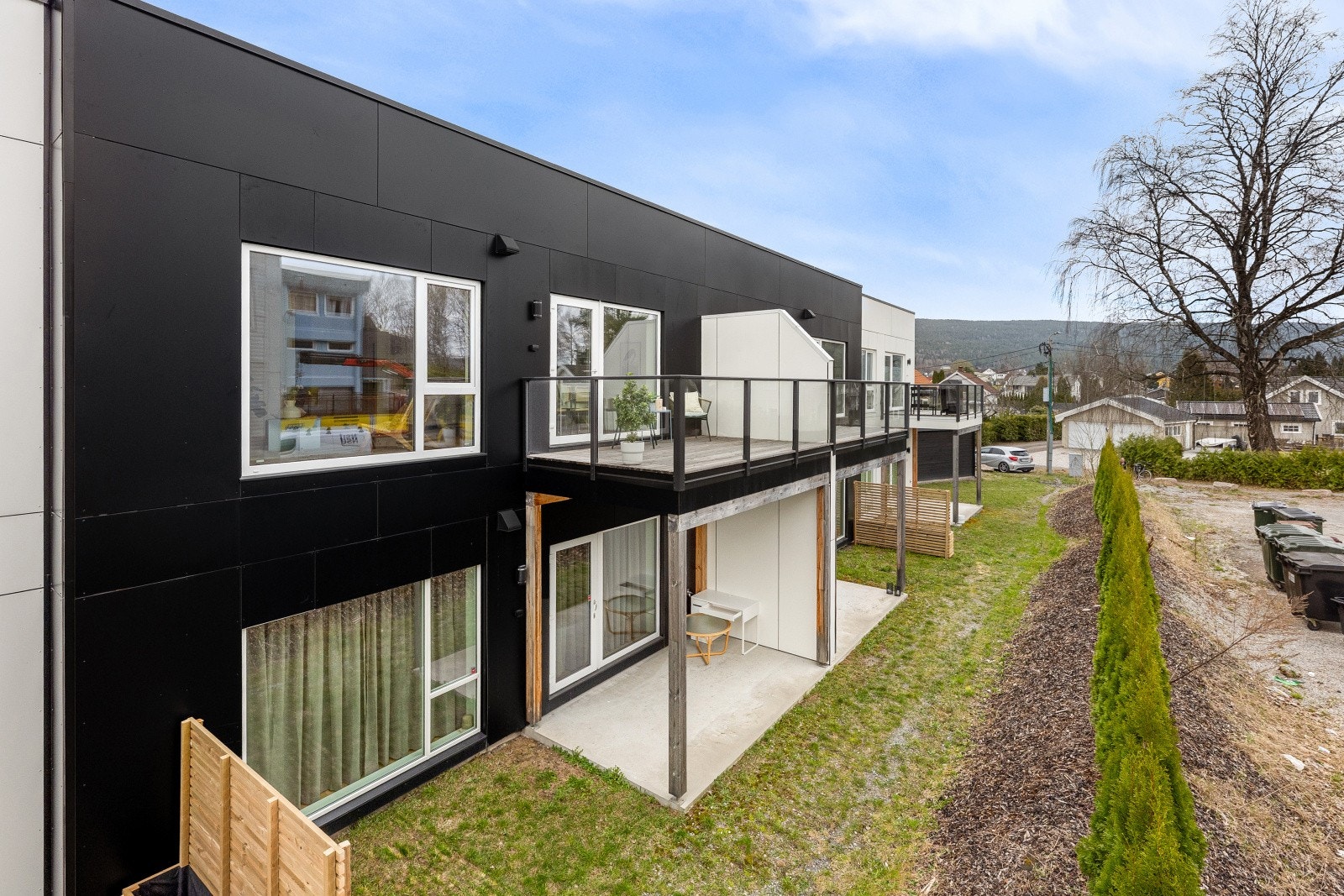 På vår og sommerstid fungerer terrassen som en forlengelse av stuen. Et herlig sted å tilbringe varme dager. (Bildet er tatt fra tilsvarende bolig (speilvendt) i sameiet, noe mindre avvik kan forekomme) Galleribilde