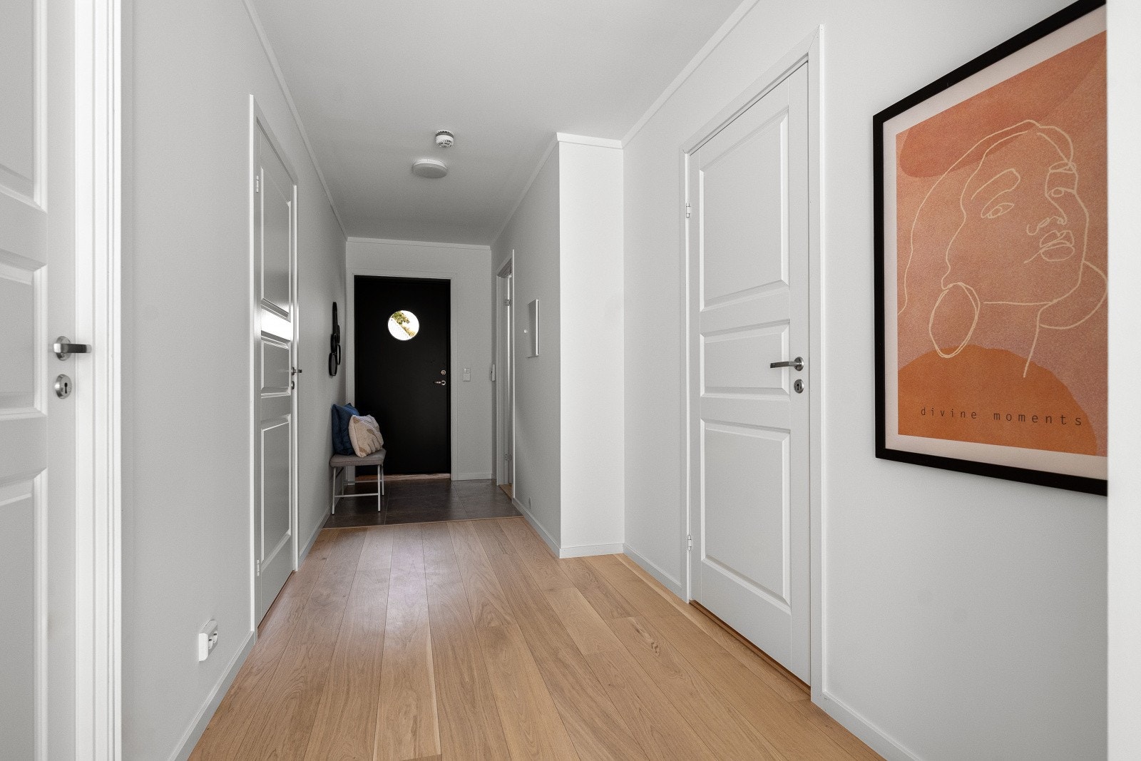 Gangen er romslig med plass til garderobeskap for oppbevaring av yttertøy og sko. (Bildet er tatt fra tilsvarende bolig (speilvendt) i sameiet, noe mindre avvik kan forekomme) Galleribilde