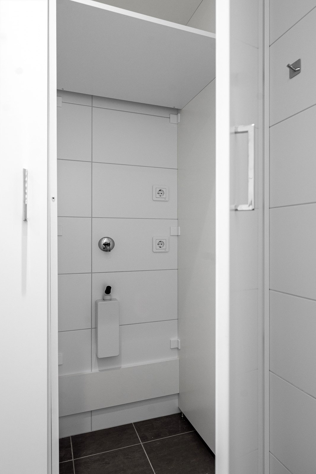 Det lekre badet er praktisk innredet med egen plass med opplegg for vaskemaskin. (Bildet er tatt fra tilsvarende bolig (speilvendt) i sameiet, noe mindre avvik kan forekomme) Galleribilde