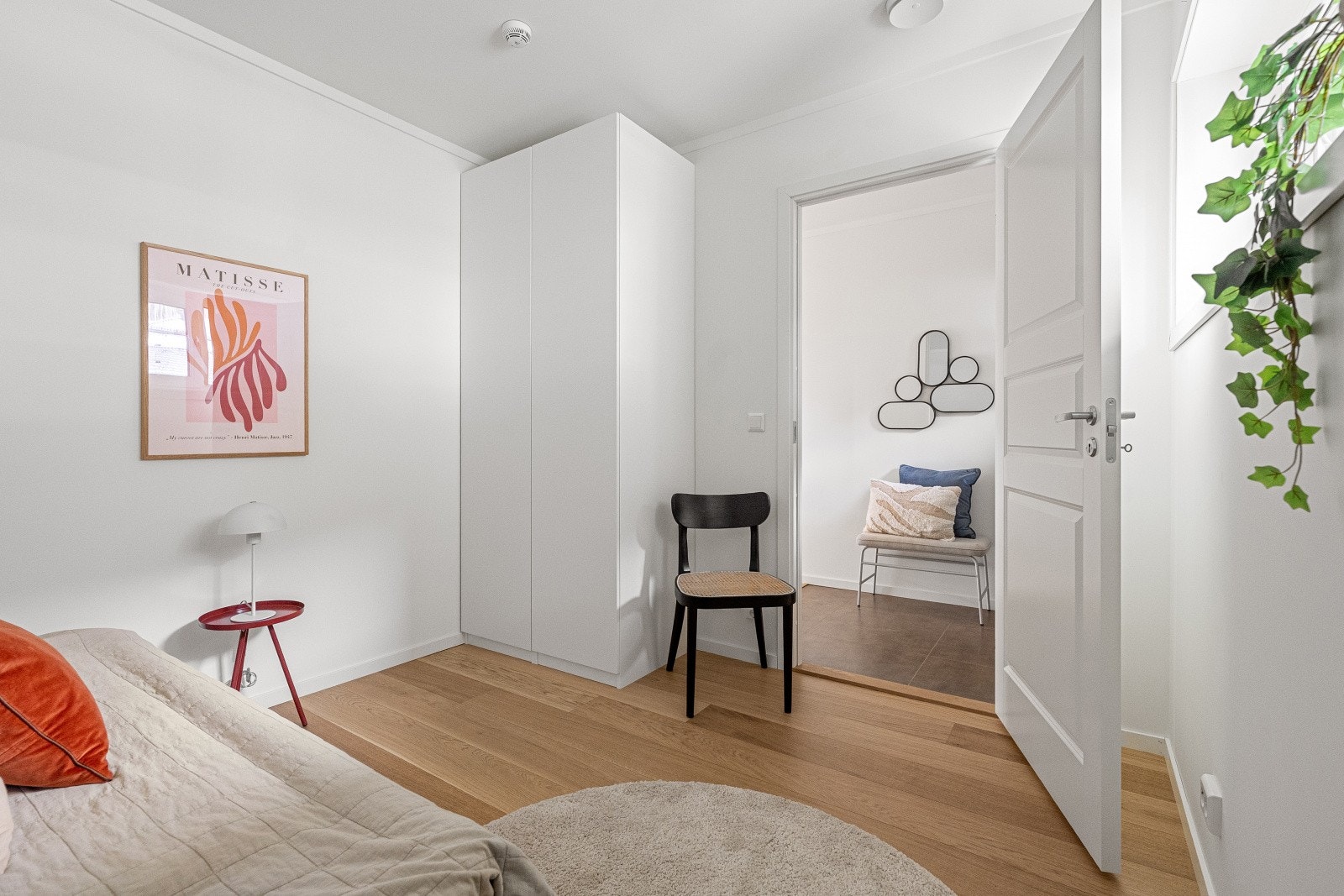 Soverom to er av fin størrelse, perfekt som gjesterom, barnerom eller kontor. (Bildet er tatt fra tilsvarende bolig (speilvendt) i sameiet, noe mindre avvik kan forekomme) Galleribilde