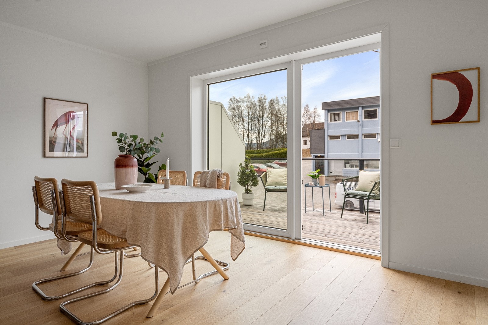 Leiligheten har en gjennomtenkt planløsning med en stor og innbydende stue. (Bildet er tatt fra tilsvarende bolig (speilvendt) i sameiet, noe mindre avvik kan forekomme) Galleribilde