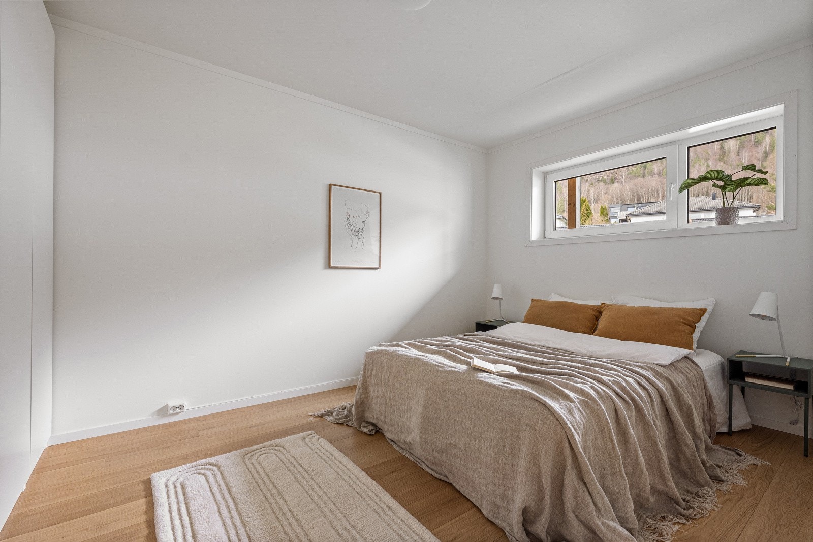 Hovedsoverom er av god størrelse med plass til dobbeltseng med tilhørende nattbord og garderobeskap. (Bildet er tatt fra tilsvarende bolig (speilvendt) i sameiet, noe mindre avvik kan forekomme) Galleribilde