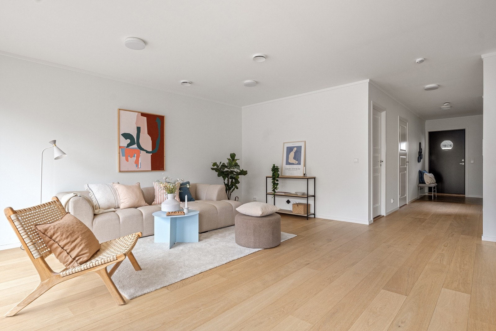 Stor og romslig stue med mange bruks og møbleringsmuligheter. (Bildet er tatt fra tilsvarende bolig (speilvendt) i sameiet, noe mindre avvik kan forekomme) Galleribilde