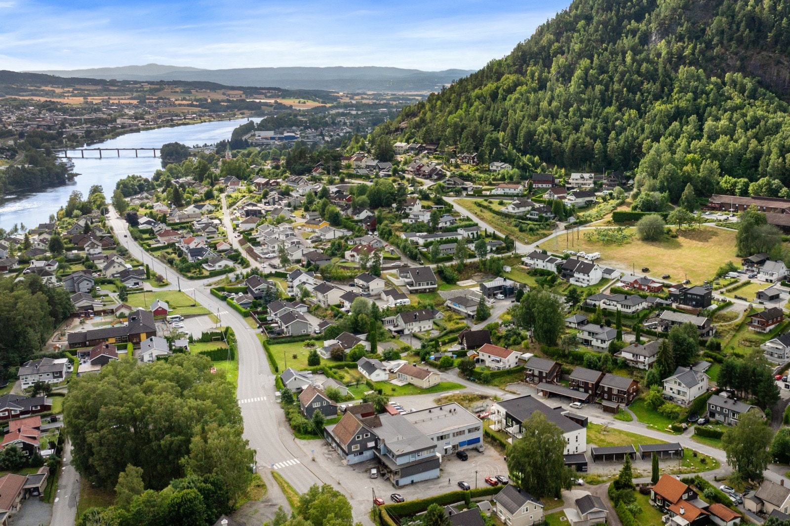 Fra boligen kan du nyte rolige turer langs Drammenselva, en perfekt søndagsaktivitet. Galleribilde