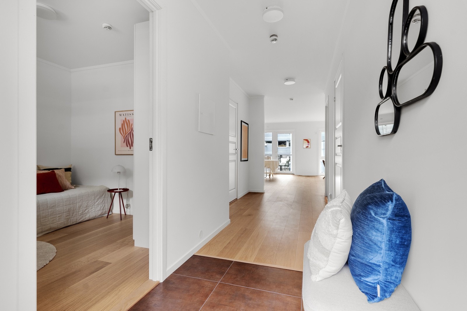 Entreen har god plass til kommode, skap eller lignende garderobeløsning. (Bildet er tatt fra tilsvarende bolig (speilvendt) i sameiet, noe mindre avvik kan forekomme) Galleribilde