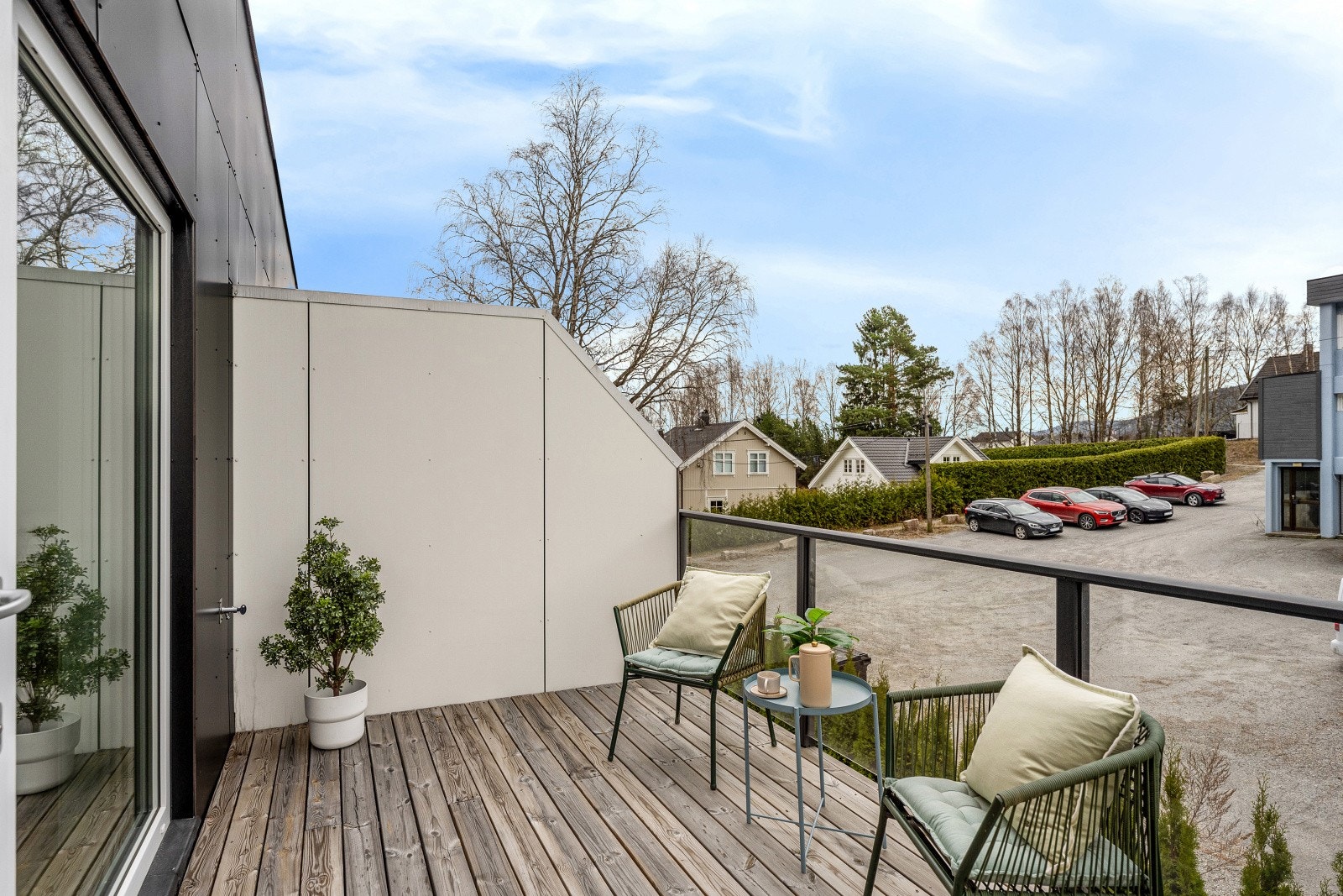 Det er plass til en loungegruppe og grill. perfekt for å invitere venner og familie. (Bildet er tatt fra tilsvarende bolig (speilvendt) i sameiet, noe mindre avvik kan forekomme) Galleribilde