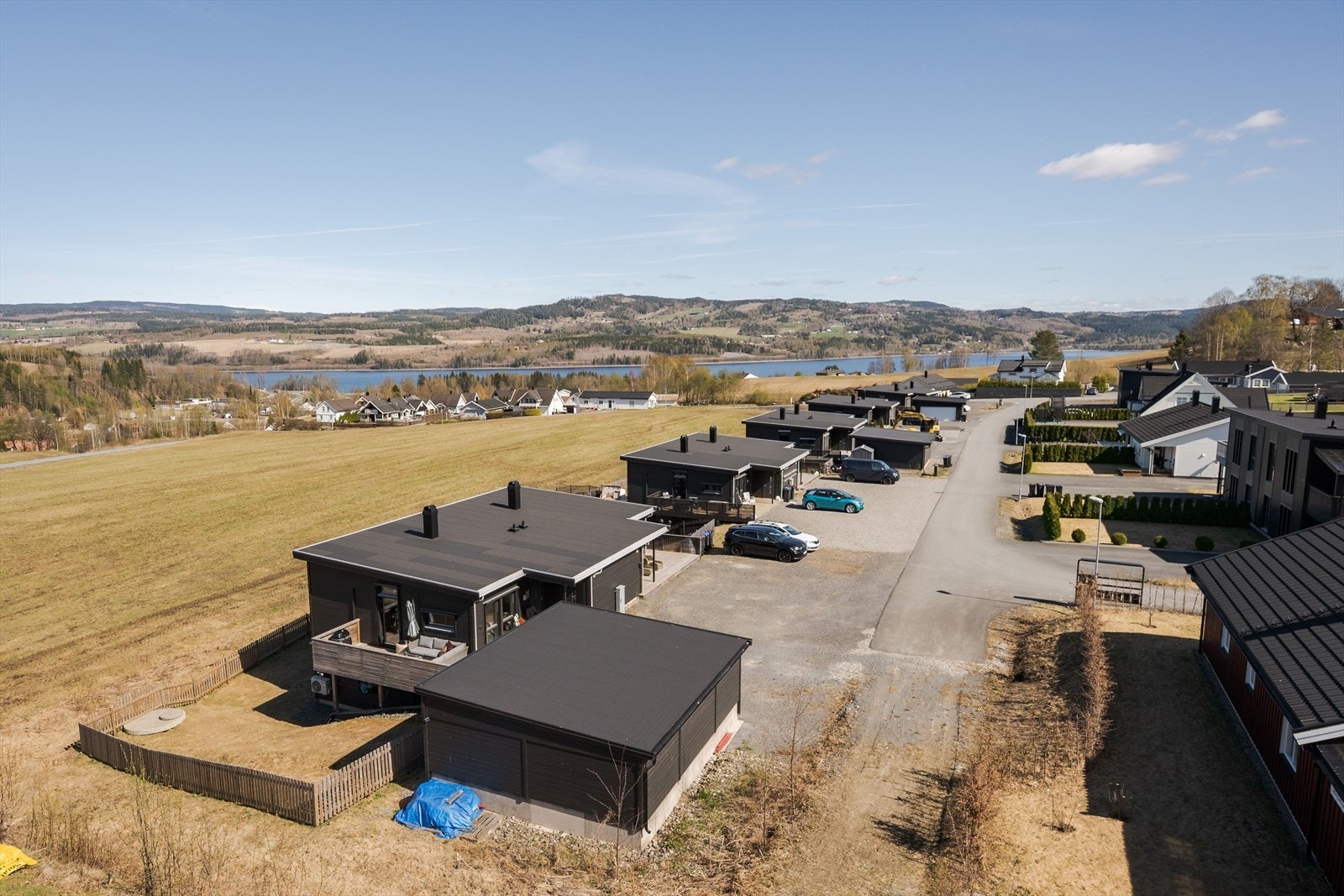 Tomannsboligen ligger fint til i et hyggelig nabolag med utsikt mot Mjøsa. Galleribilde