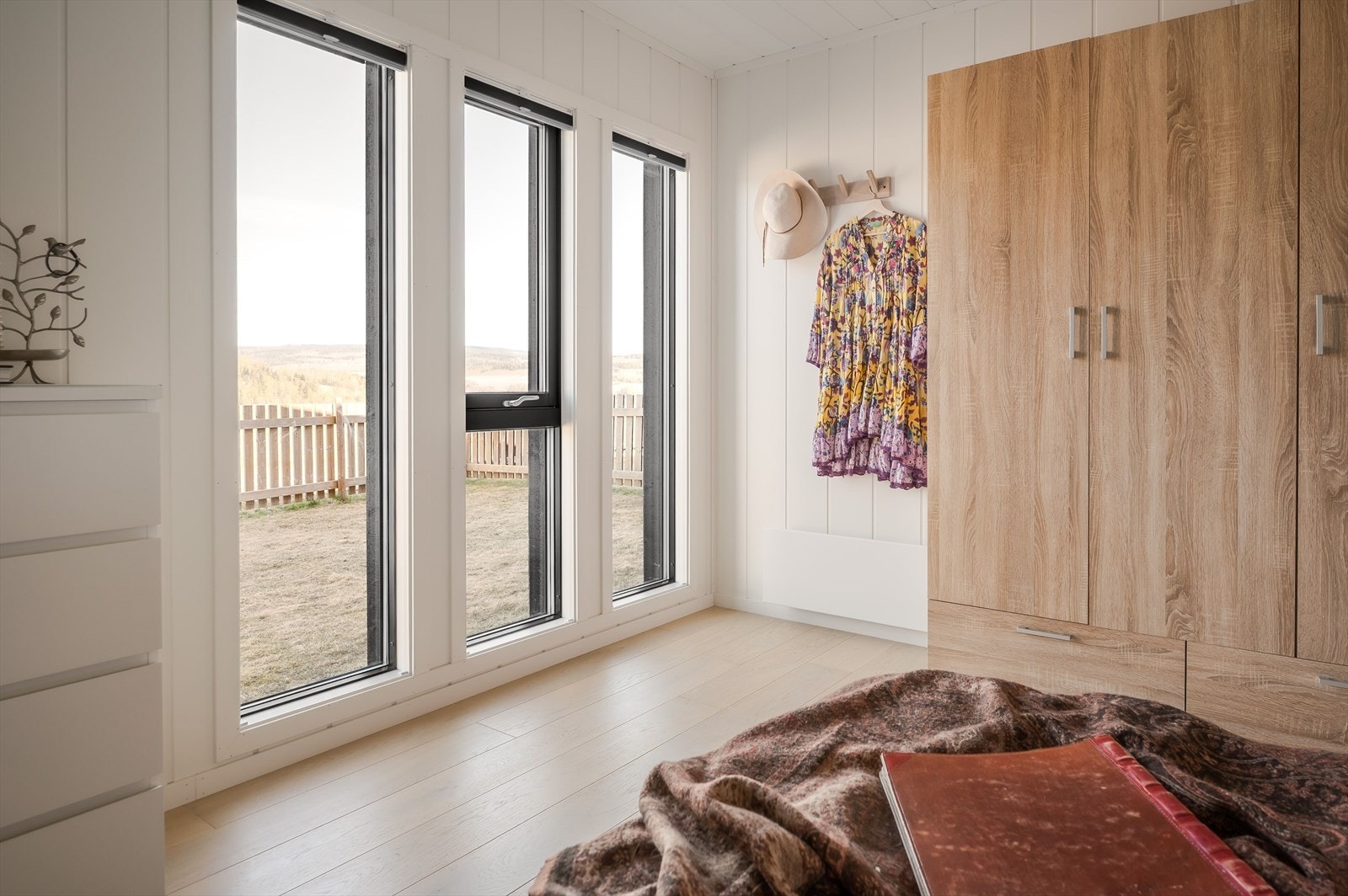 Fra soverommet har man utsikt mot Mjøsa og nærområdet. Galleribilde