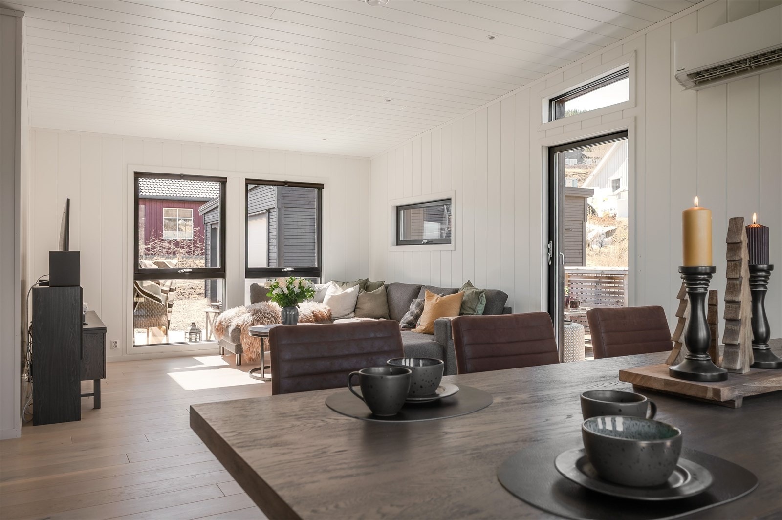 Store vindusflater med 3-lags isolerglass gir godt lysinnslipp. Galleribilde