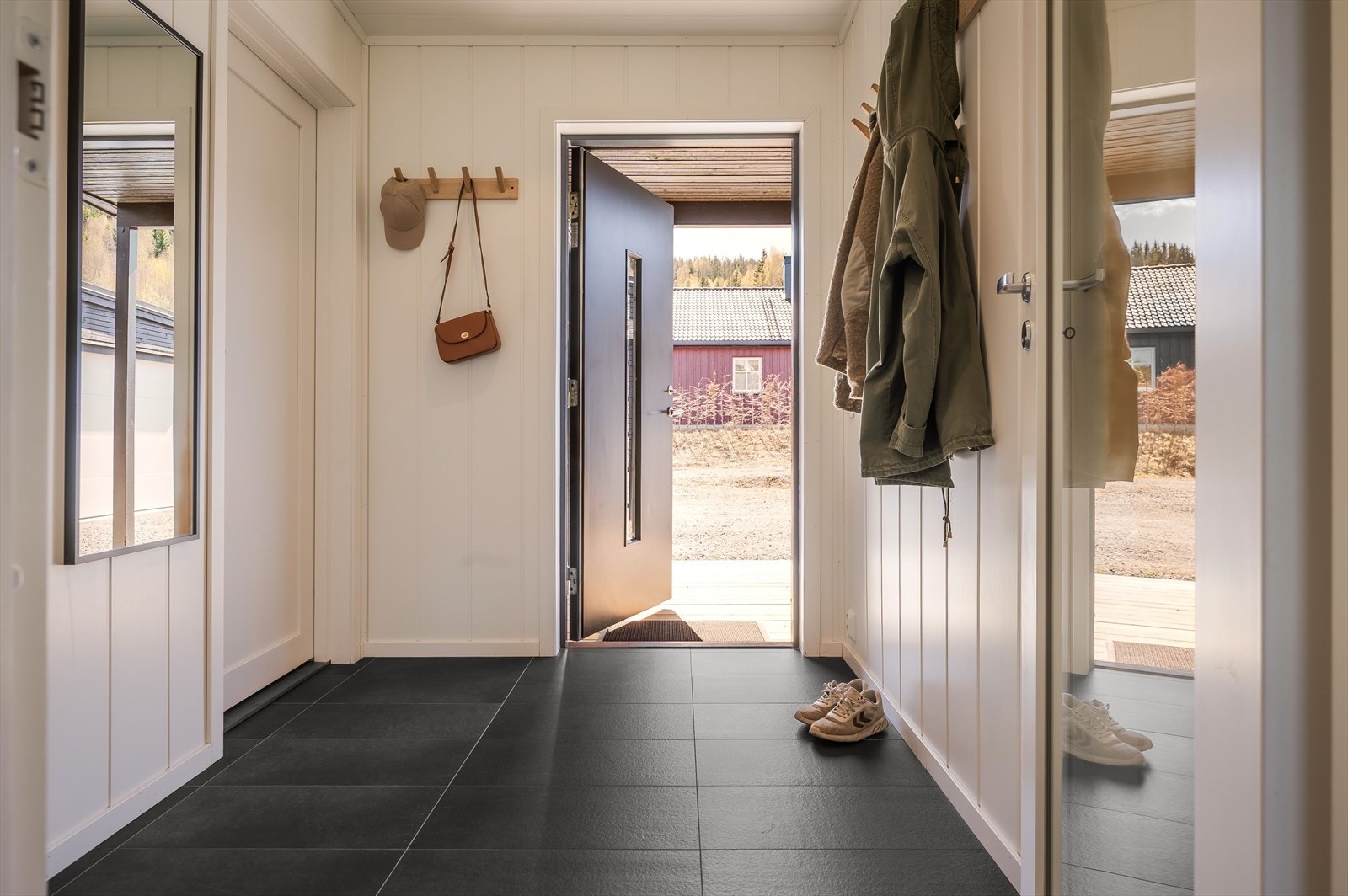 Velkommen inn til en flislagt og romslig gang. Galleribilde