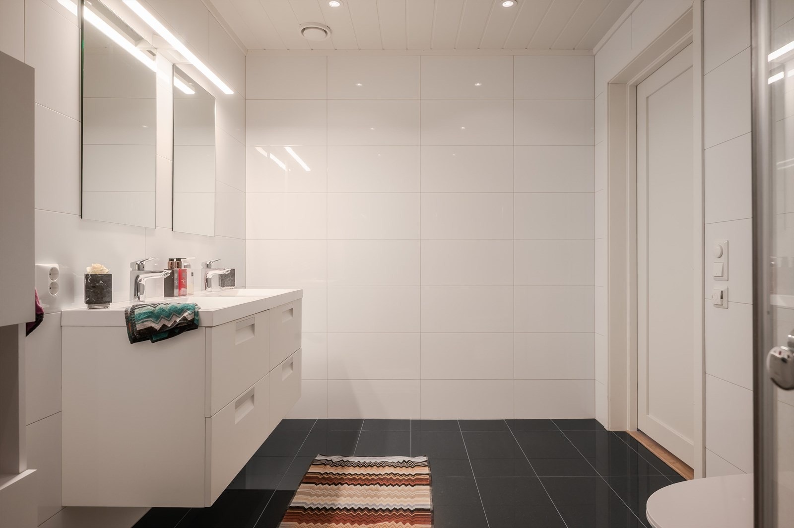 Badet har flislagt gulv og vegger, og har moderne perg. Galleribilde