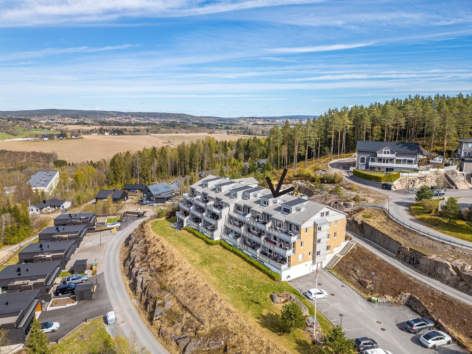 Leiligheten har en fin intern beliggenhet i blokkas øverste etasje og gjør at man har en unik utsikt over nærområdet. Galleribilde