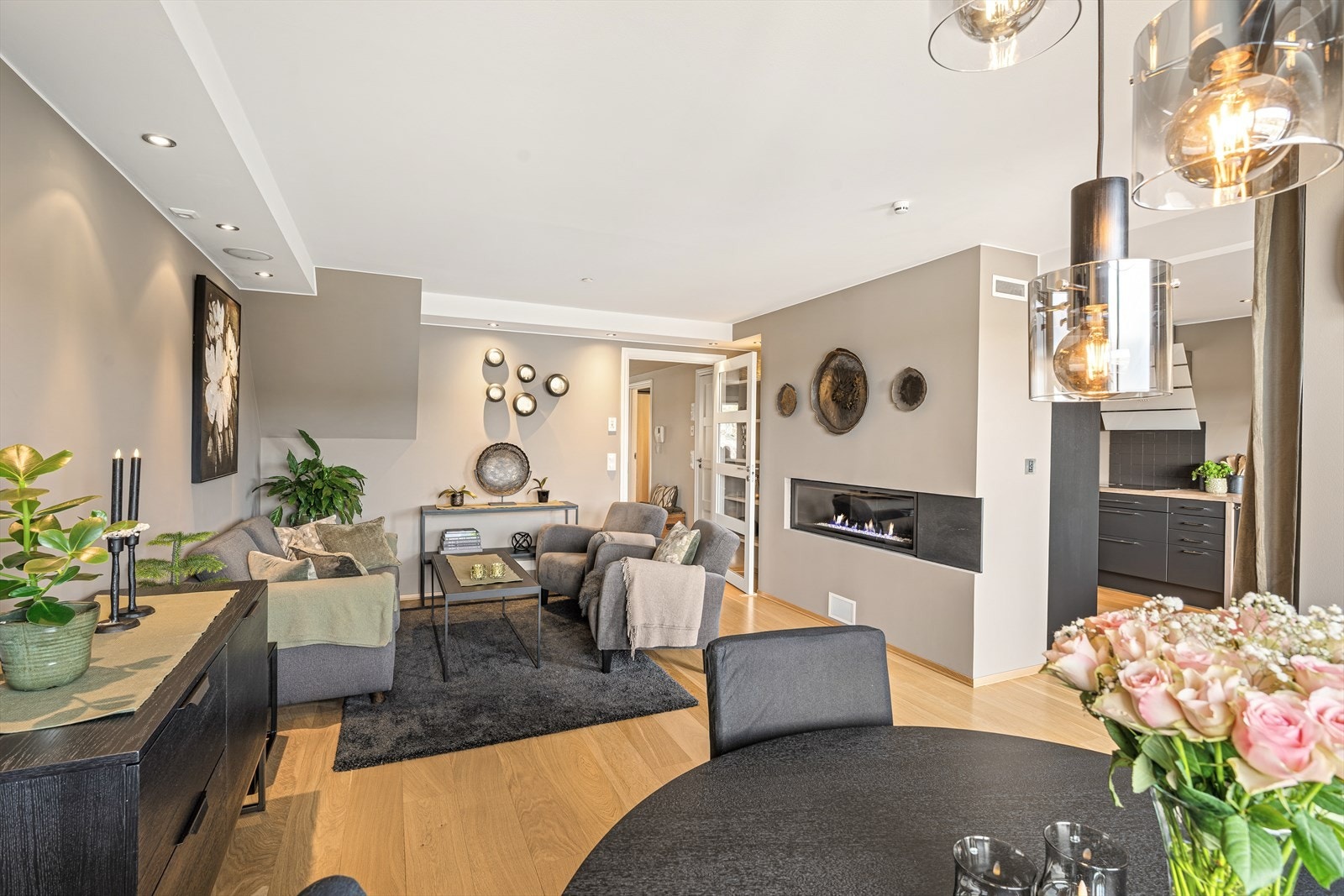 Leilighetens hovedstue ligger i 1. etasje og fremstår lys og innbydende med pent parkettgulv. Rommet har god størrelse og gir rikelig plass til sofagruppe. Galleribilde