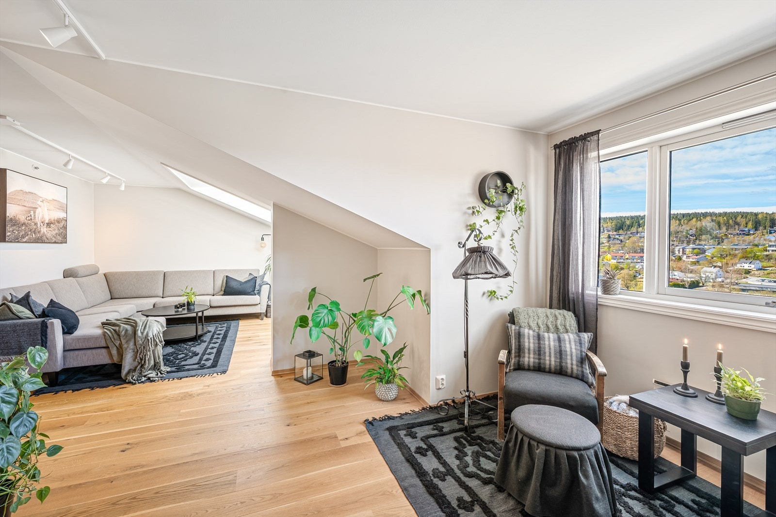 I loftstuen er det god plass til en ekstra sittegruppe, med utsikt over nærområdet. Galleribilde