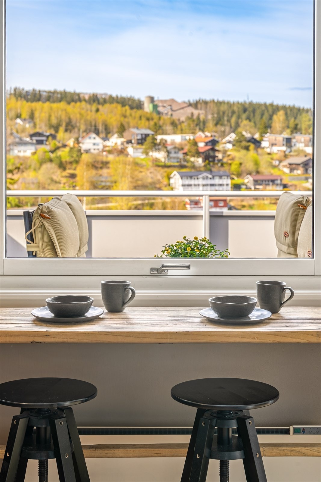 Fra vinduet ser du ut over området, som er kjent for sin gode tilgang til turmuligheter i skog og mark. Galleribilde