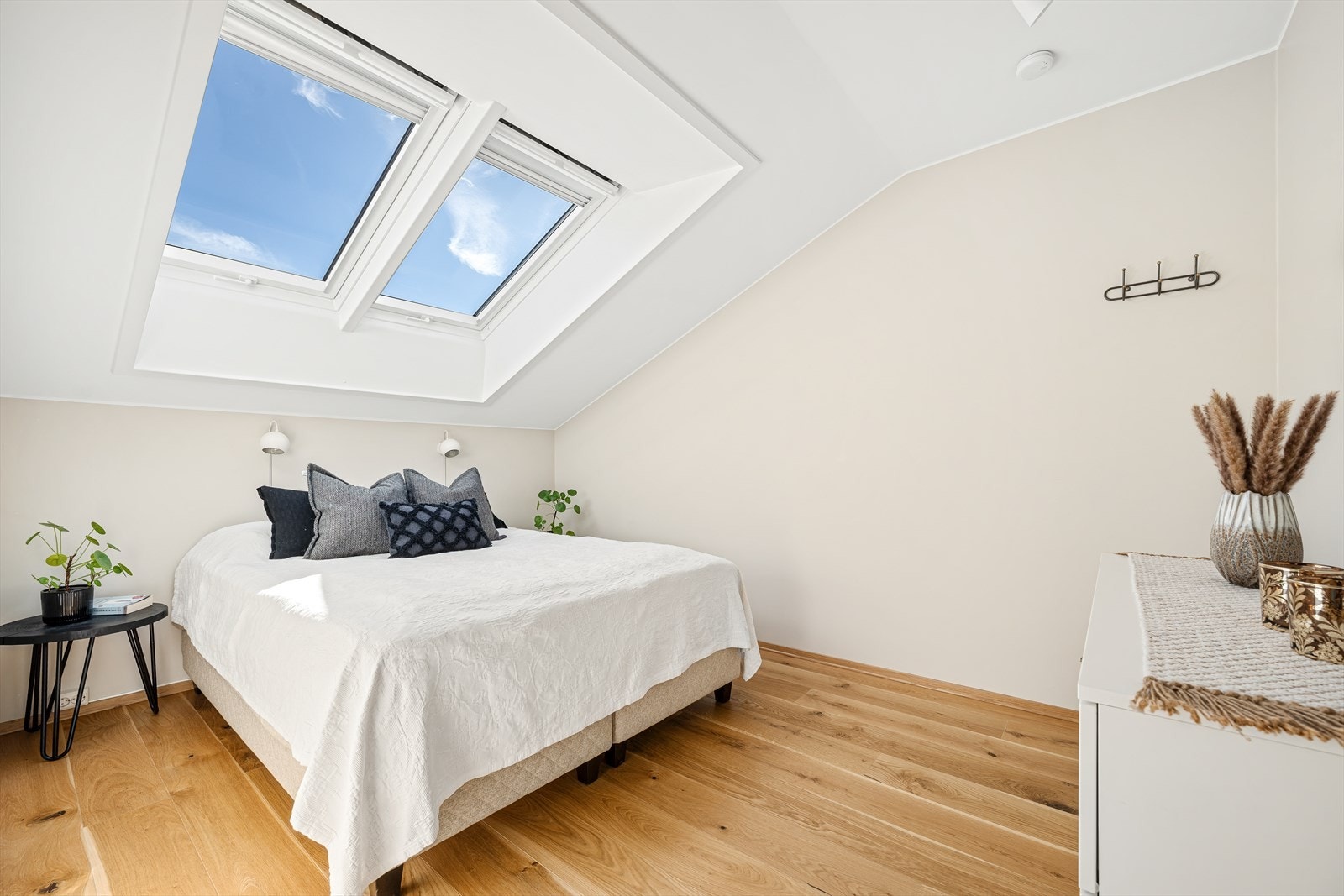 Soverommet i 2. etasje har Velux takvinduer som gir rikelig med dagslys og en åpen følelse. Rommet har god plass til dobbeltseng med tilhørende nattbord. Galleribilde