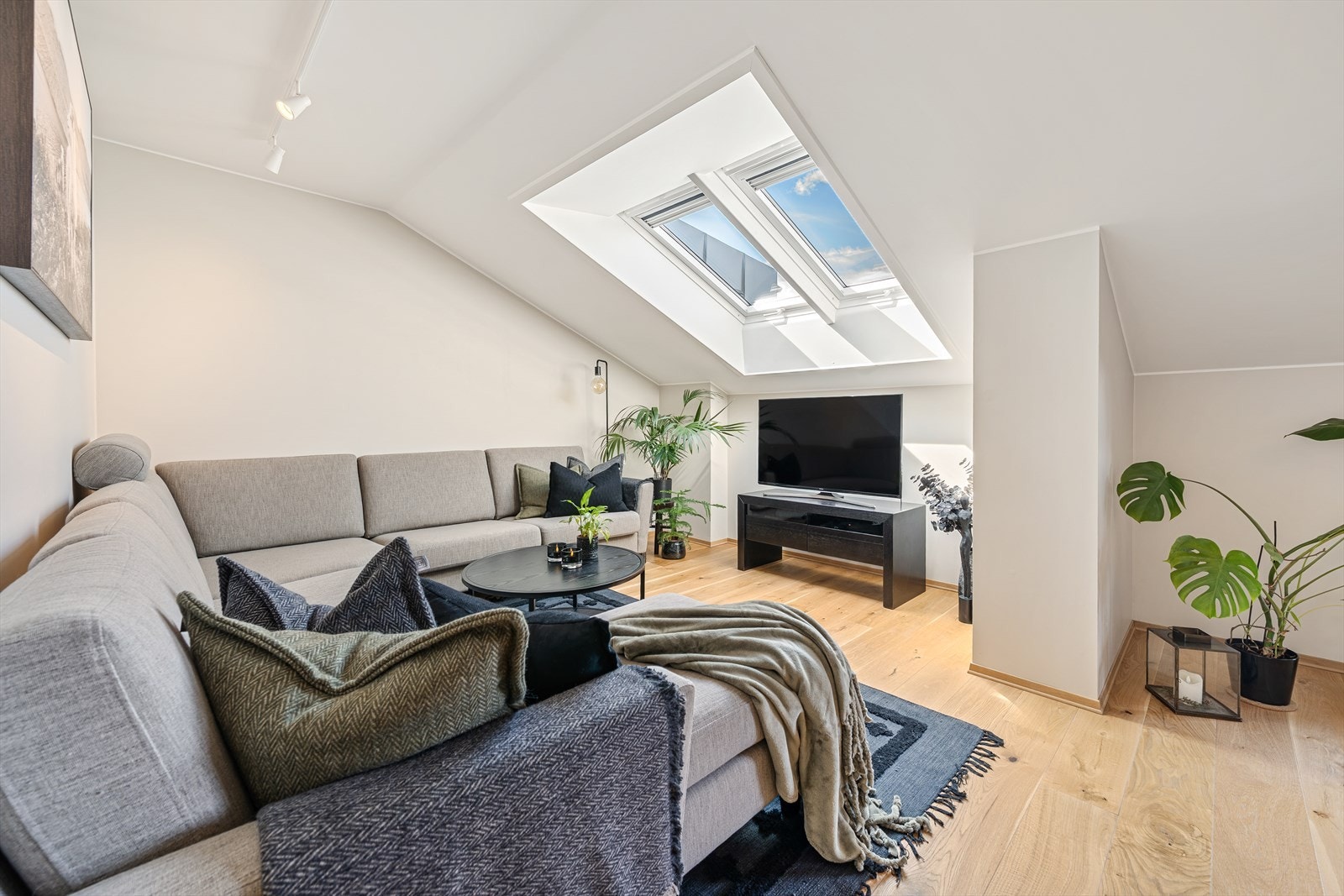 I leilighetens øvre plan finner du denne lyse loftsstuen med PVC Velux takvinduer, som slipper inn rikelig med naturlig lys. Det er også en romslig bod i denne etasjen. Galleribilde