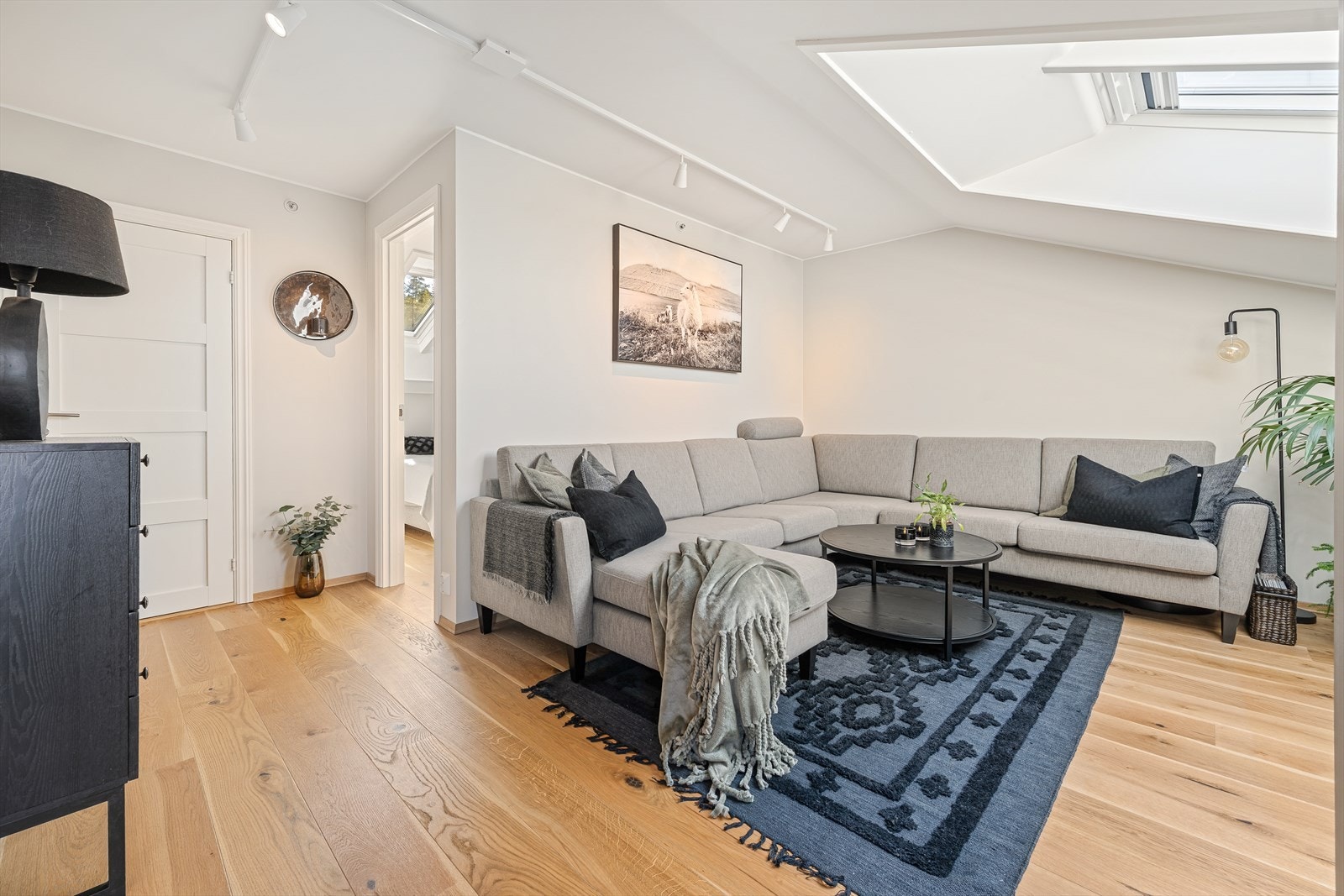 Loftsstuen har parkettgulv og vegger med malte plater, noe som gir et lyst og ryddig uttrykk. Rommet er på byggetegningene betegnet som soverom, og har derfor en fleksibel bruk som enten TV-stue, kontor eller ekstra soverom, avhengig av behov Galleribilde