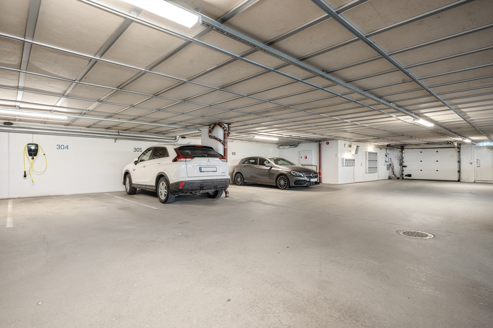 Parkering er i blokkens underetasje, samt at det er godt med parkeringsplass utenfor blokka. Det er heisadkomst fra garasjen og til leilighetsplanet. Man har bruksrett til én bod i fellesareal i kjelleren. Galleribilde