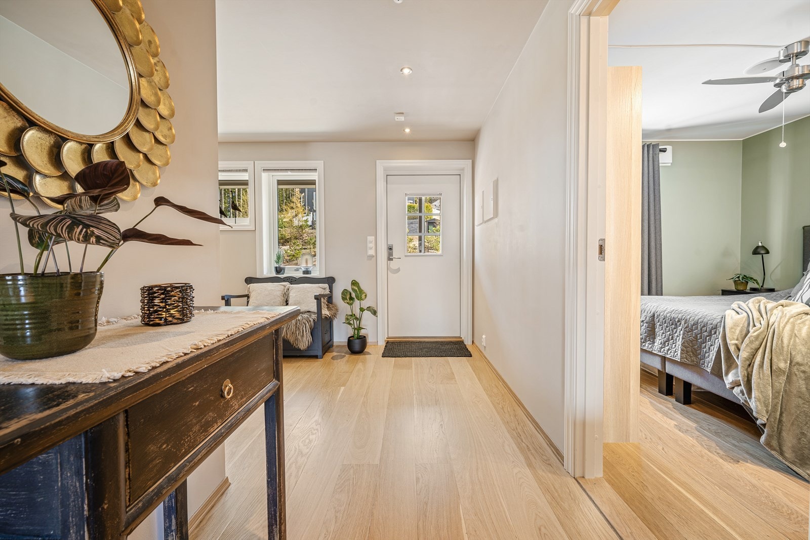 Velkommen inn i en lys entré med parkettgulv og malte i en lun beige farge på veggene, som gir et godt førsteinntrykk av leiligheten. Det er adkomst til leiligheten via overbygd svalgang. Galleribilde