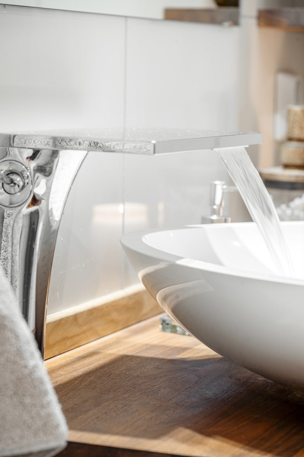 Moderne servantbatteri og design på badet i 1. etasje. Galleribilde