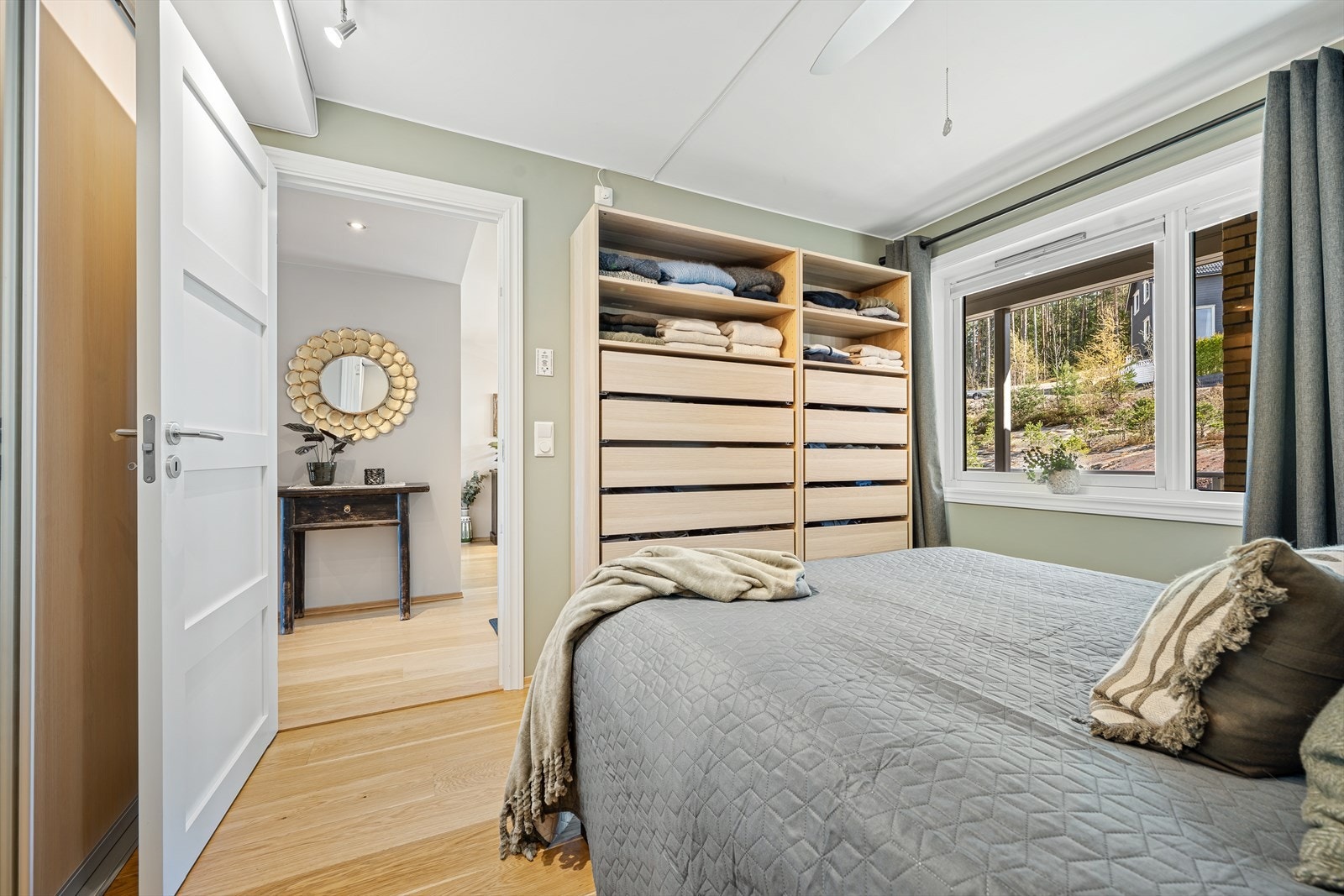 Dette soverommet i 1. etasje har god plass til garderobeløsninger. Her kan man også regulere lysinnslippet med solskjerming. Galleribilde