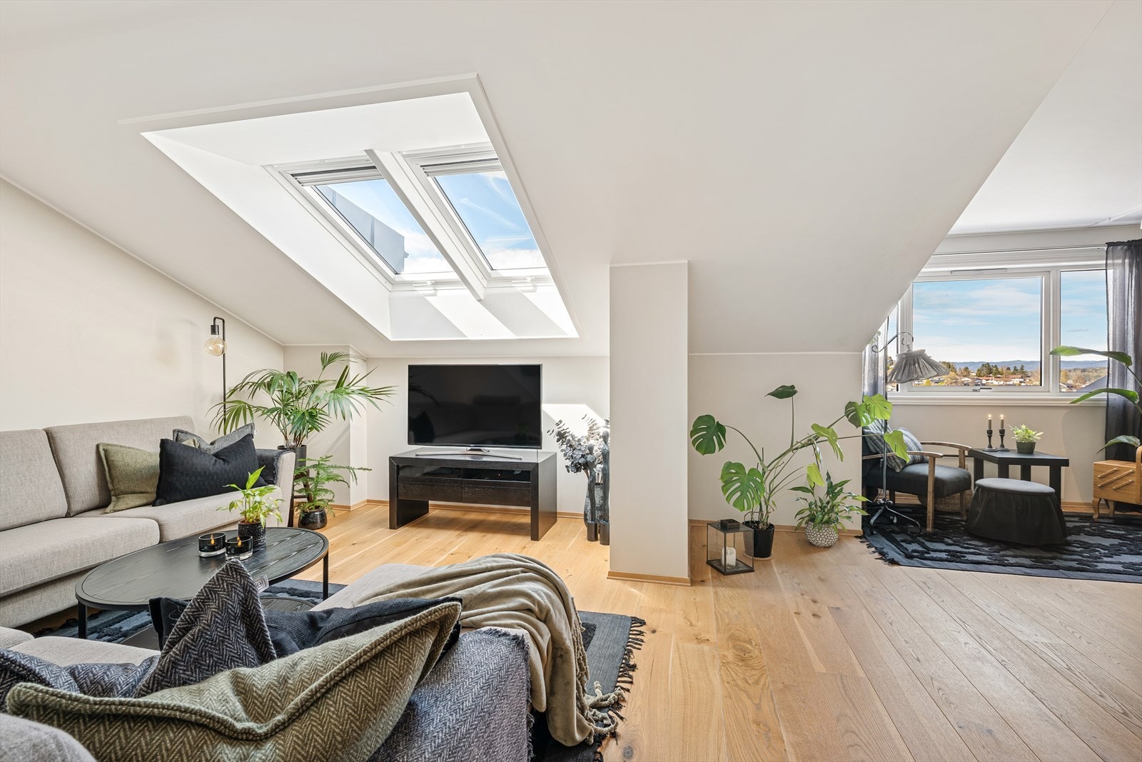 De store takvinduene gir rikelig med naturlig lys og bidrar til en lys og luftig romfølelse. Det er også montert solskjerming, som gir gode muligheter for å regulere lysinnslippet Galleribilde