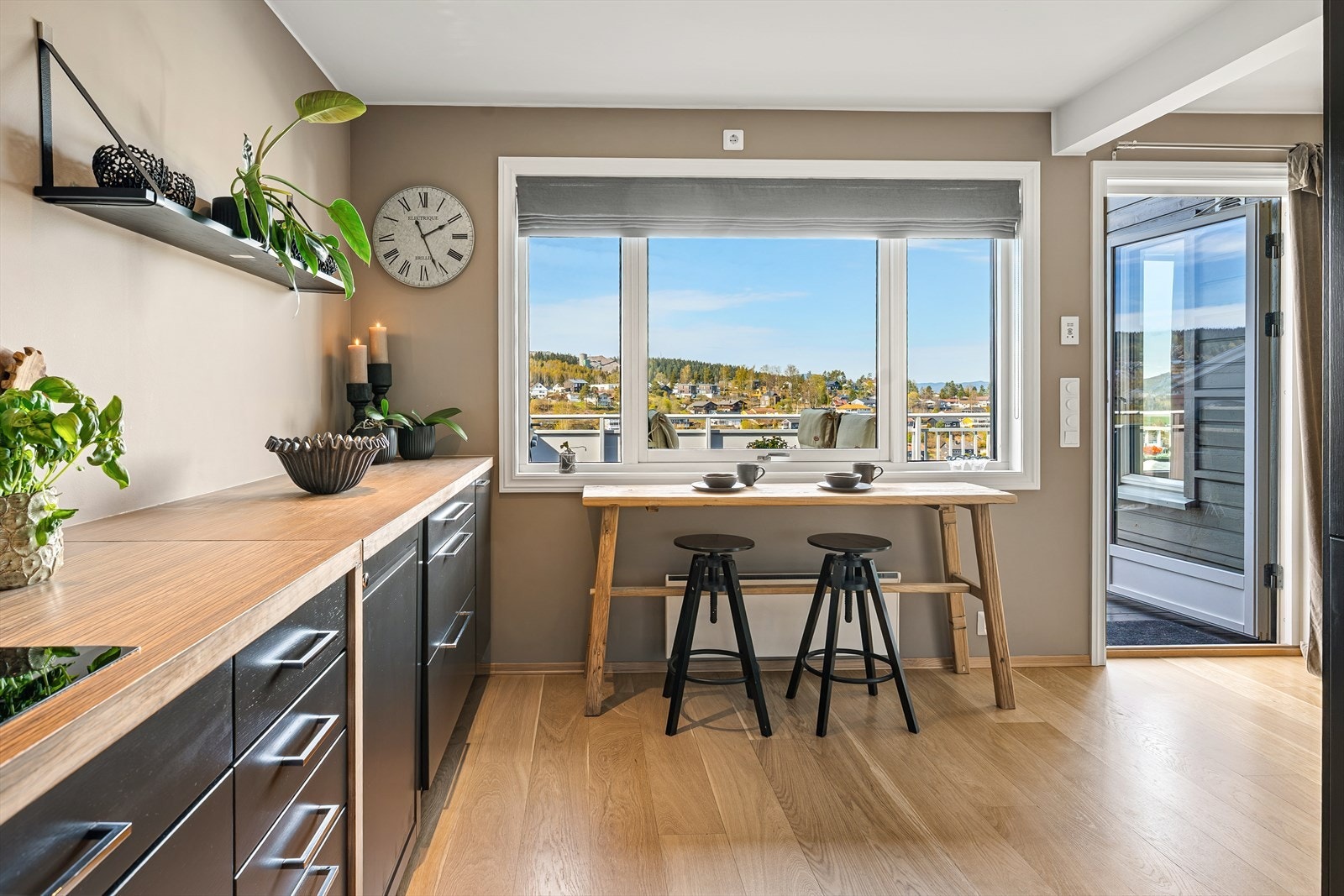 Den lyse kjøkkenkroken har plass til en liten spiseplass ved vinduet, perfekt for hverdagsfrokosten. Galleribilde