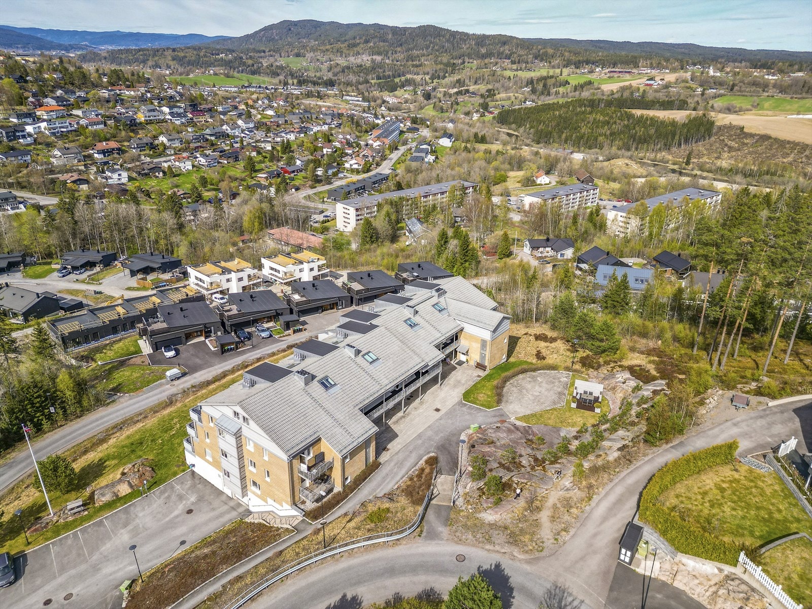 Skyset Terrasse Borettslag, som består av 19 boliger i et veletablert boområde. Nærmeste butikk finner man på Hagan. Her finner en bl.a matbutikker, blomsterforretning, apotek, lege, tannlege, Folkets, frisør og helsestasjon for barn og ungdom. Galleribilde