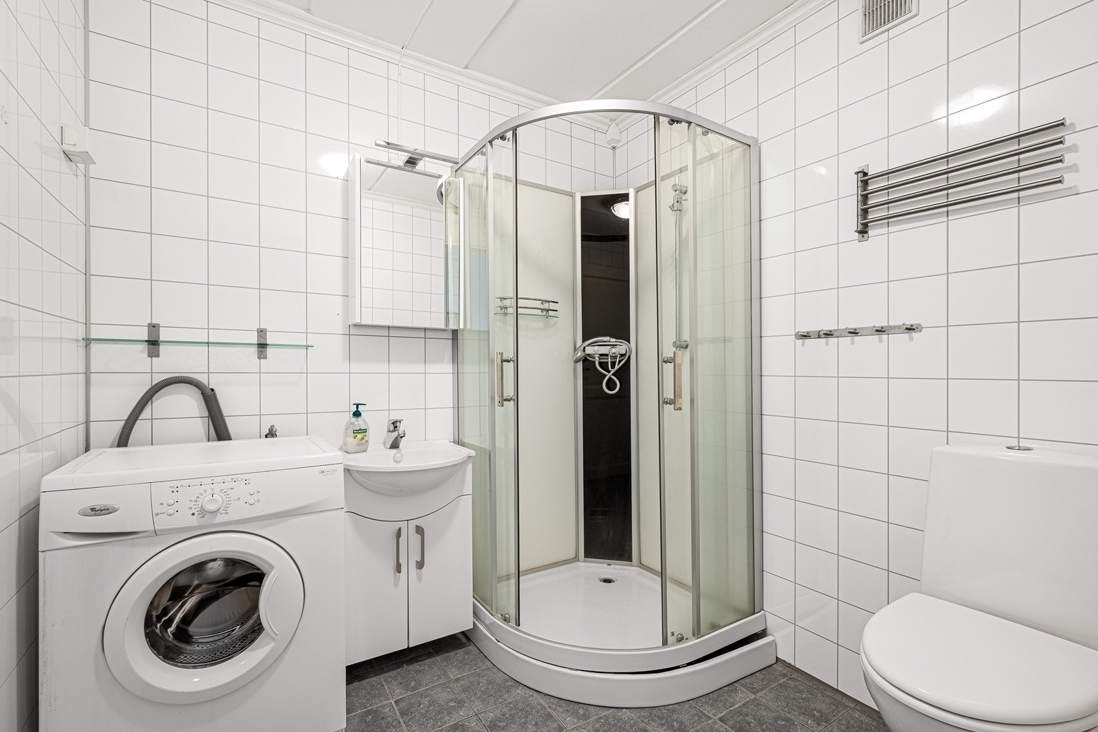 Fått opplyst at badet ble bygget opp igjen fra reisverk av forrige eier i 2011. Foreligger ikke dokumentasjon/ godkjennelse på badet. Galleribilde