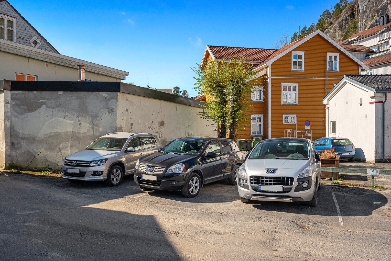 Borettslaget disponerer parkeringsplasser vis a vis leiligheten. Disse leies ut etter boannsinitet. Kontakt borettslaget for nærmere informasjon. Eventuelt er det også mulighet for leie av parkeringsplass i byfjellet som ligger rett ved. Galleribilde