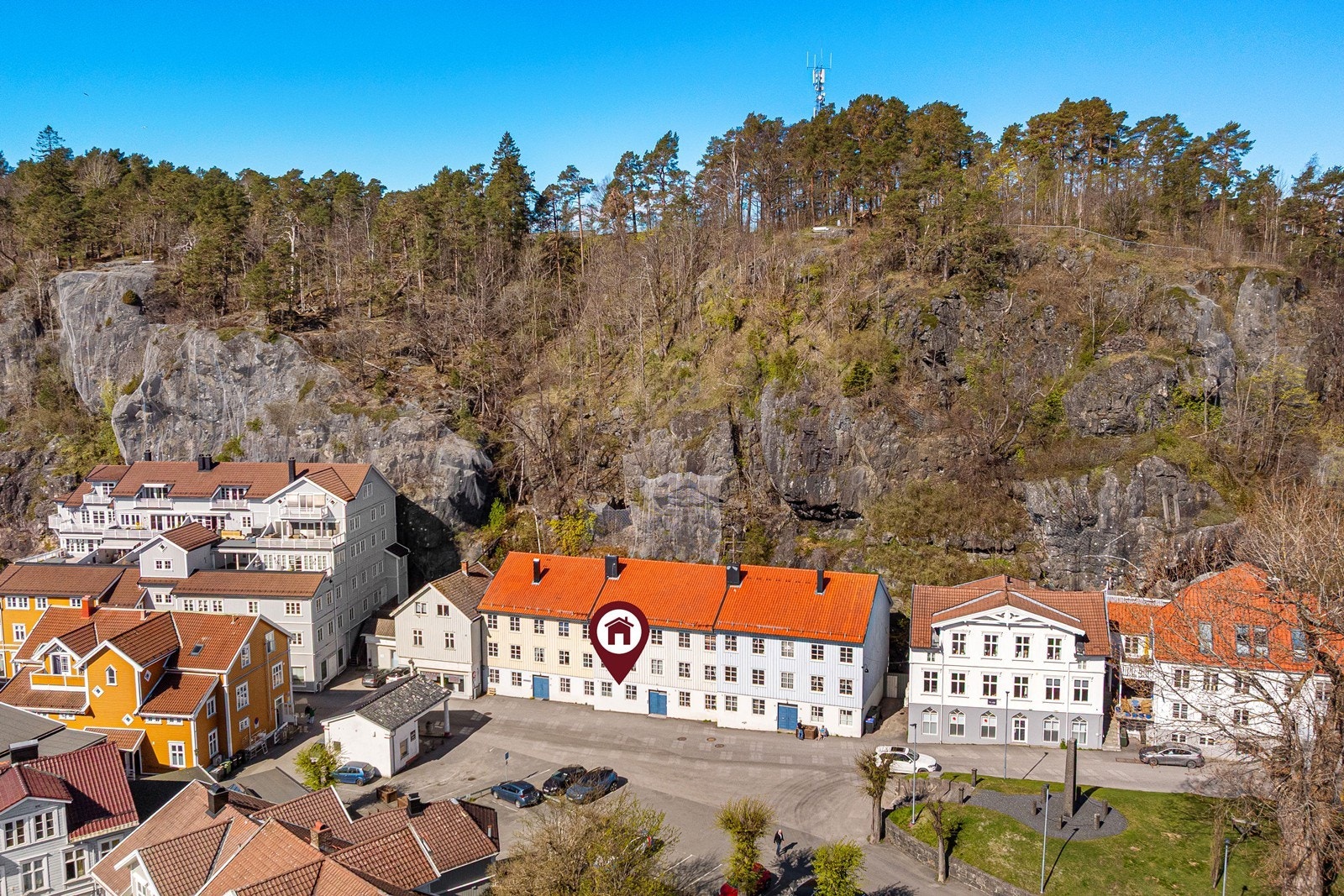 Herfra har man gangavstand til "alt" Kragerø by har å tilby, som restauranter, små forretninger, dagligvareforretninger og nærhet til sjøen. Galleribilde