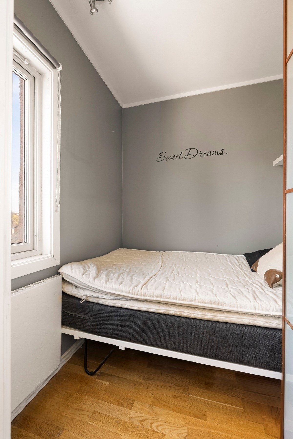 Plass til dobbeltseng og garderobe. Se neste bilde for digital styling Galleribilde