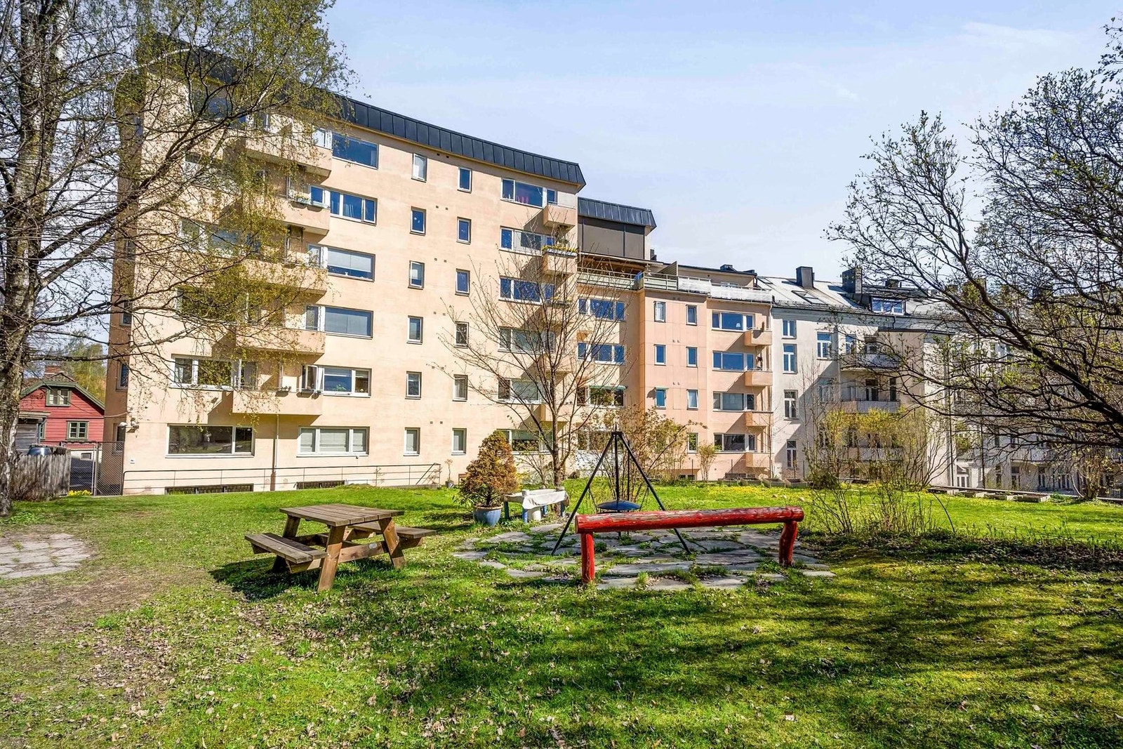 Koselig bakgård som bare blir penere mot sommeren Galleribilde