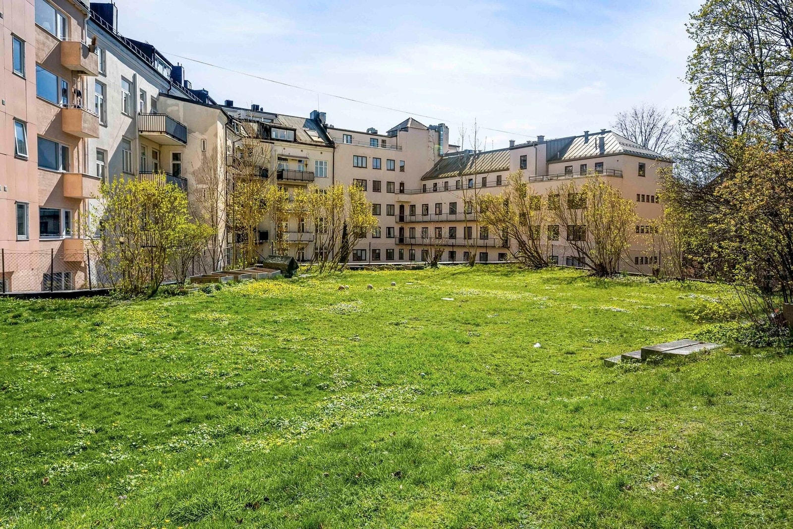 Koselig bakgård som bare blir penere mot sommeren Galleribilde